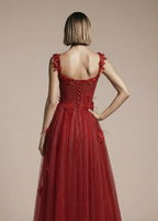 Czerwona sukienka z brokatem na studniówkę 2026