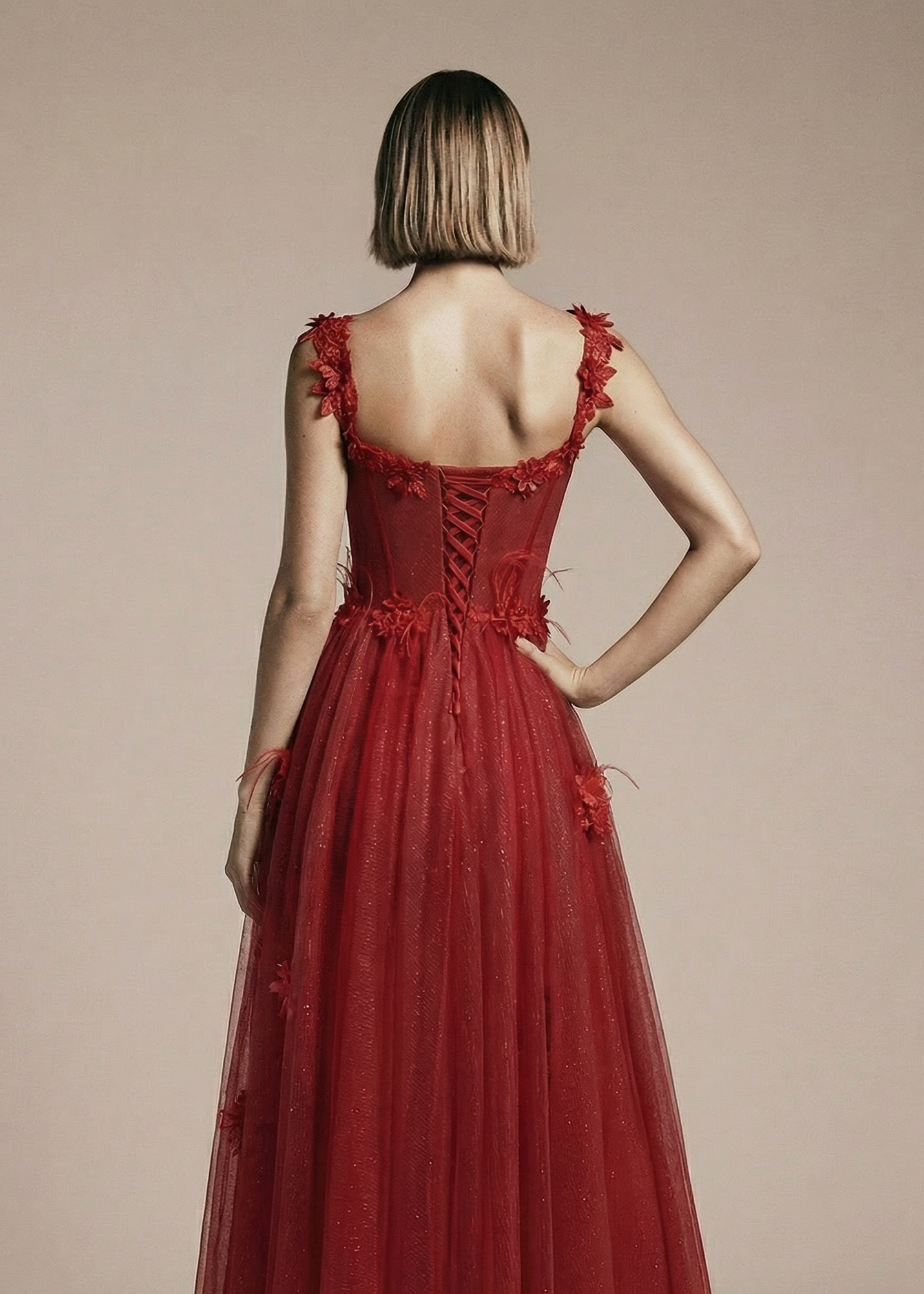 Czerwona sukienka z brokatem na studniówkę 2026