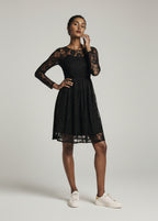 Czarna koronkowa sukienka na studniówkę 2026