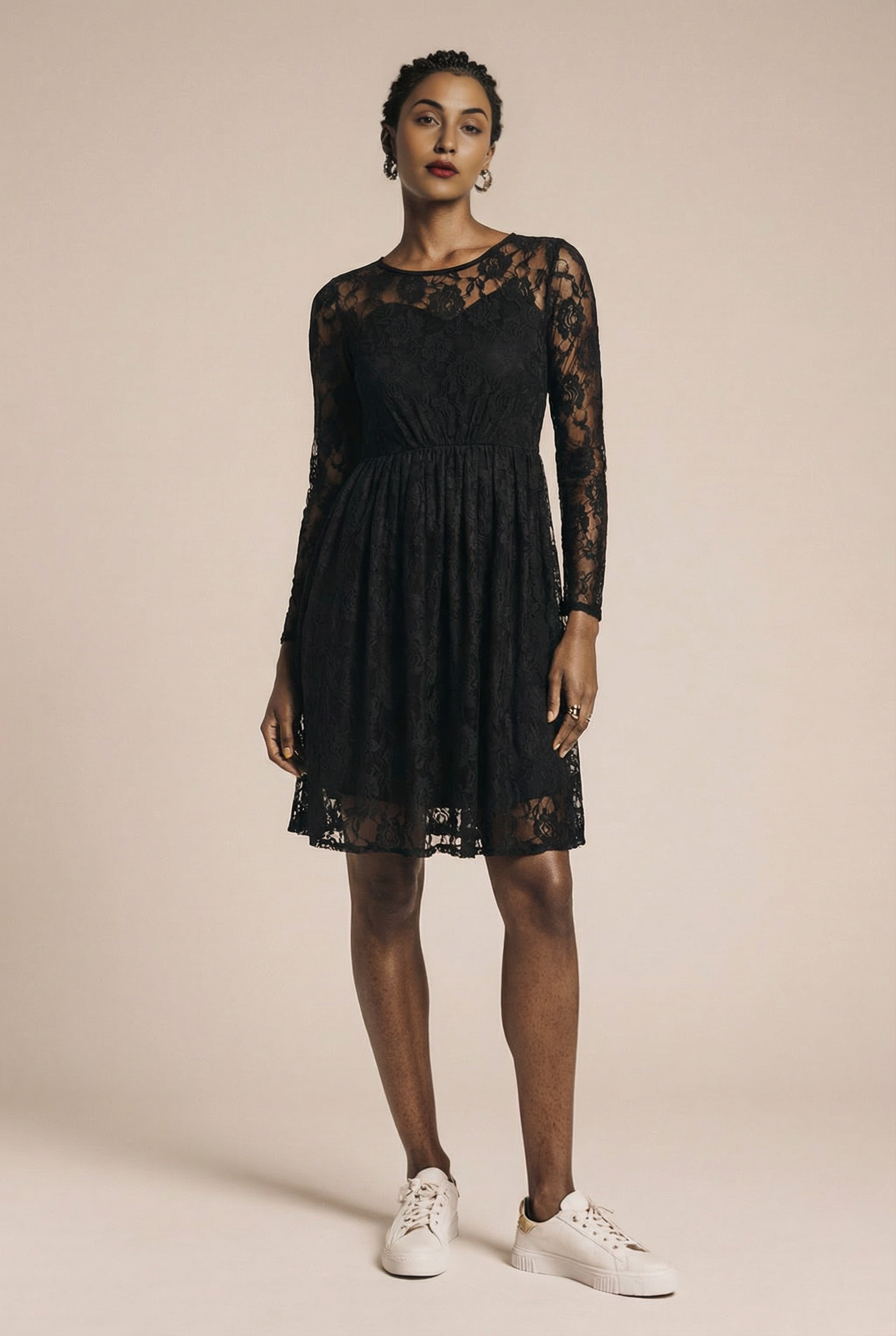 Czarna koronkowa sukienka na studniówkę 2026