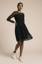 Czarna koronkowa sukienka na studniówkę 2026