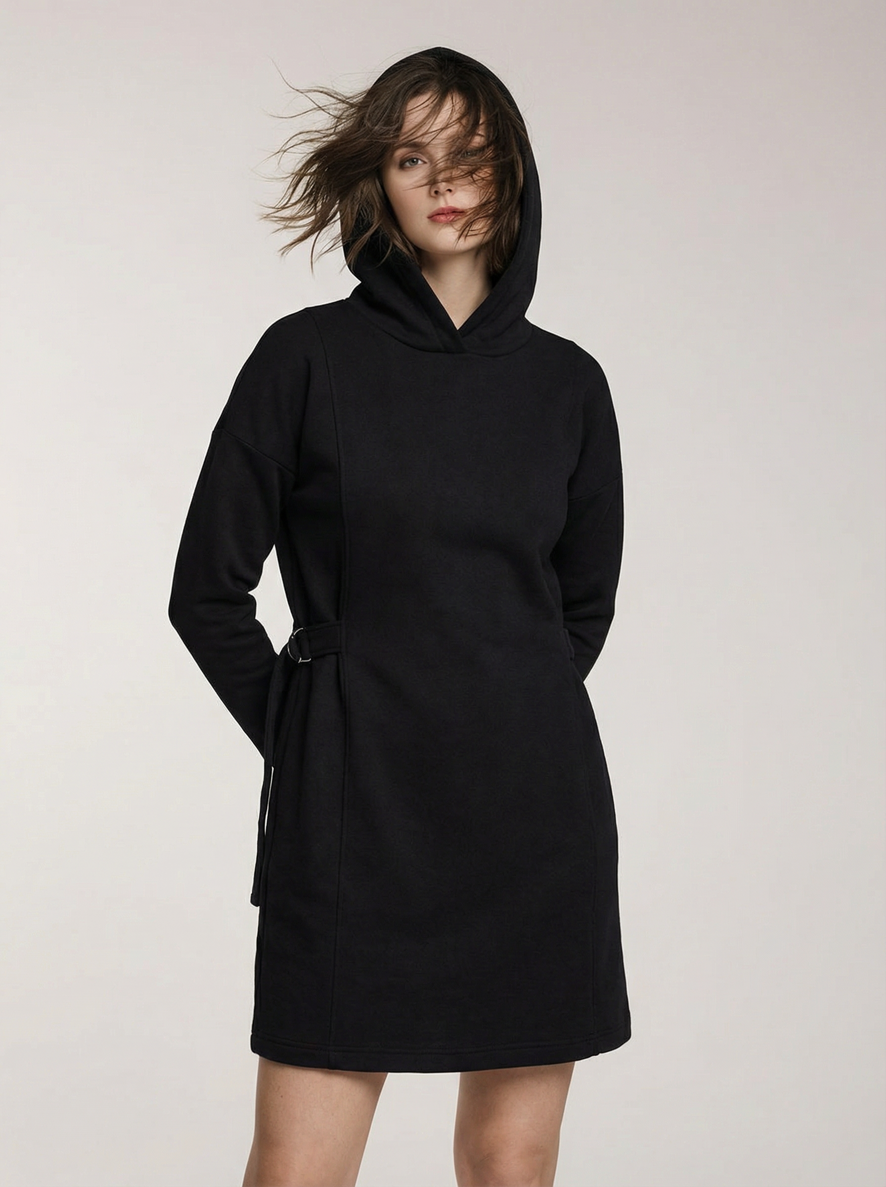 Sukienka w stylu bluzy sportowej z kapturem