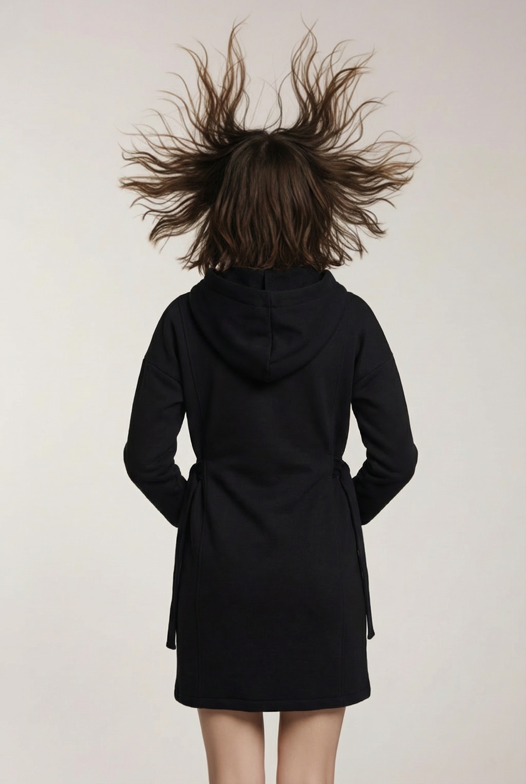 Sukienka w stylu bluzy sportowej z kapturem