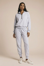 Luźne sportowe spodnie z ozdobnymi szwami