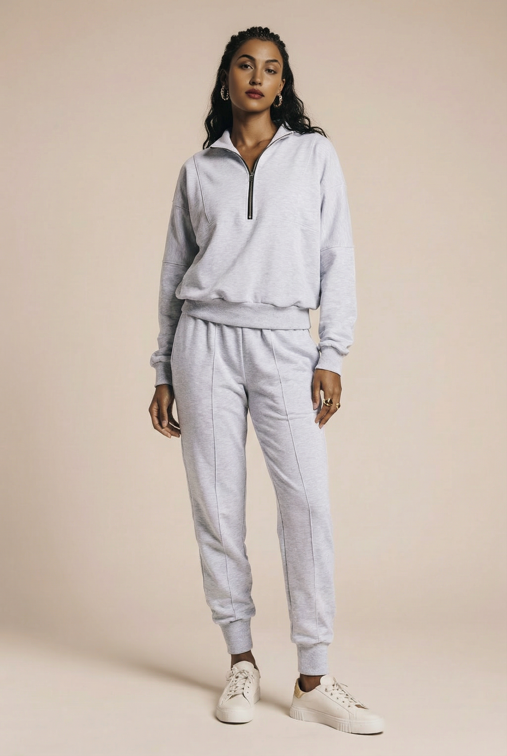 Luźne sportowe spodnie z ozdobnymi szwami