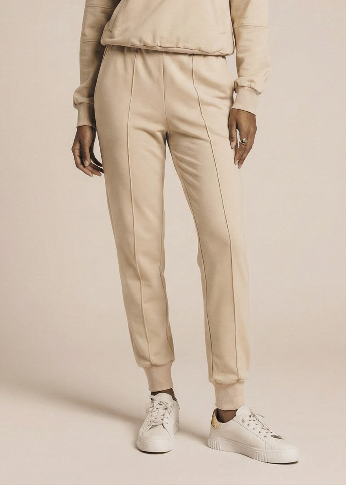 Luźne sportowe spodnie z ozdobnymi szwami