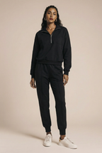 Luźne sportowe spodnie z ozdobnymi szwami