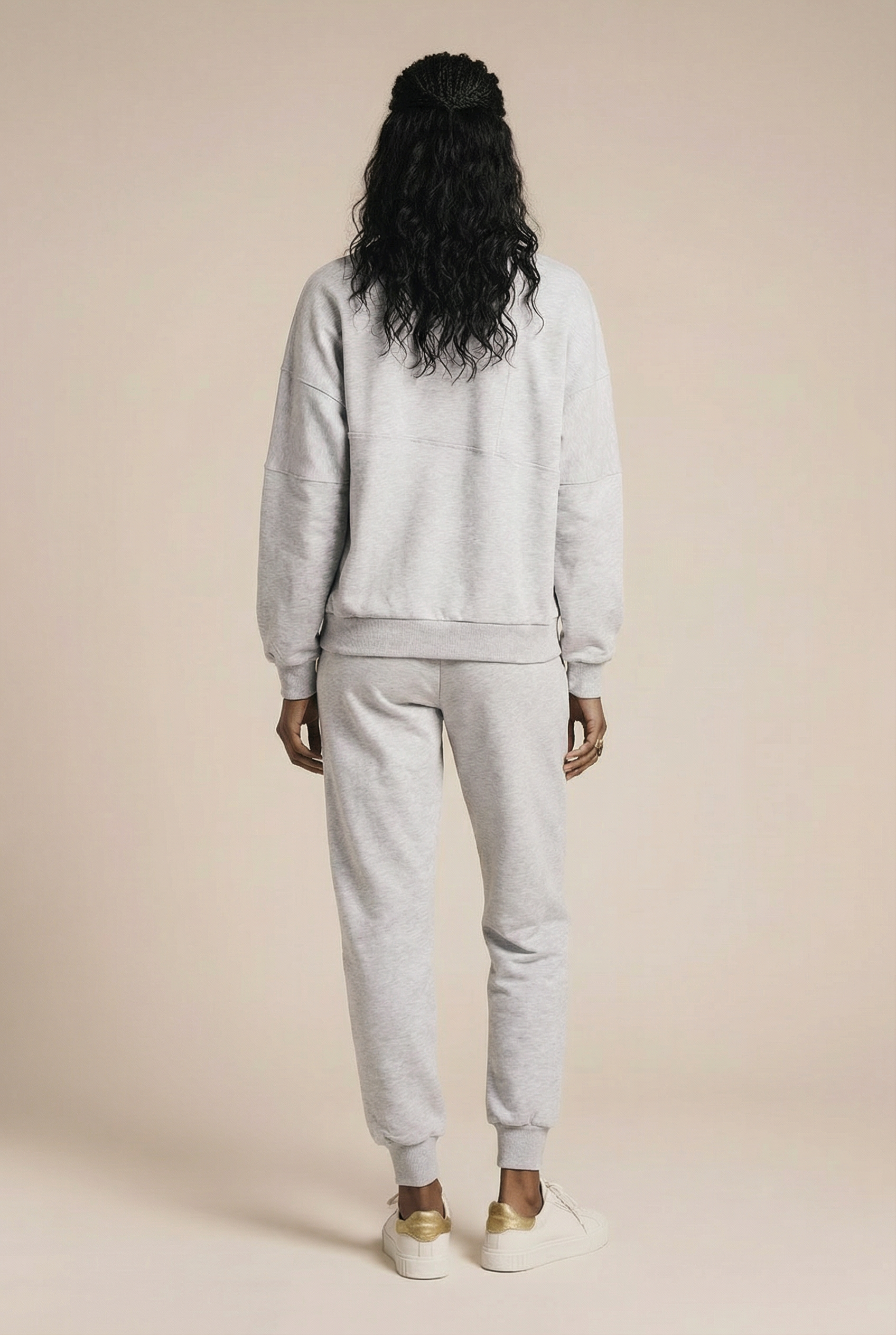 Luźne sportowe spodnie z ozdobnymi szwami