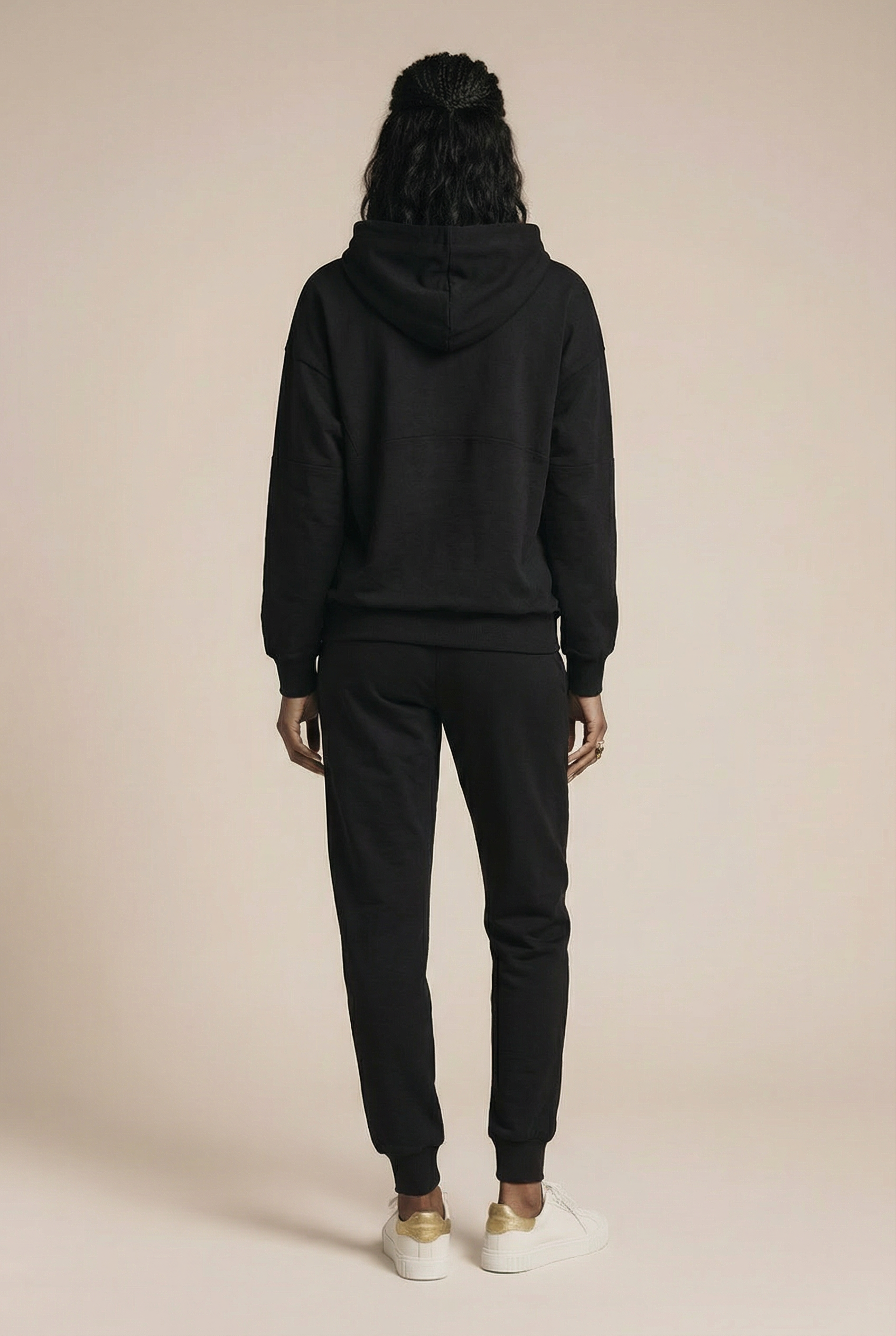 Luźne sportowe spodnie z ozdobnymi szwami