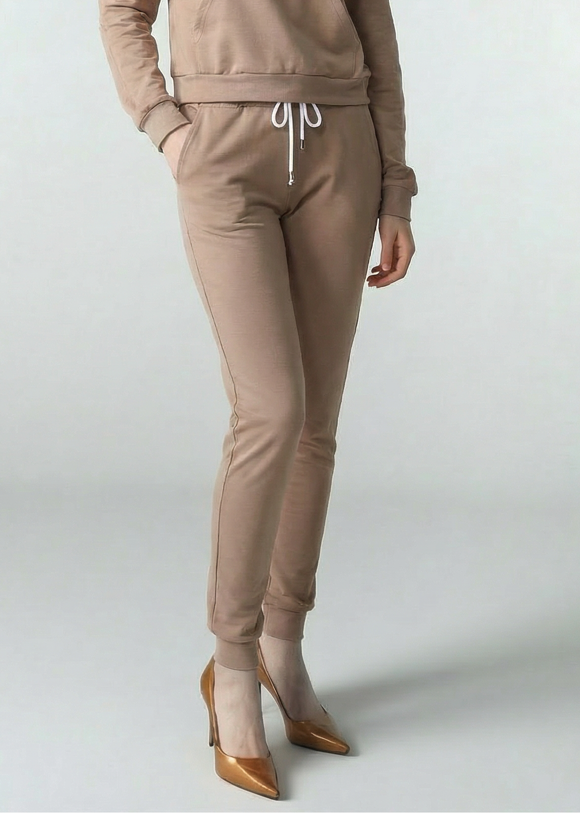 Spodnie dresowe wykonane z cienkiej dzianiny