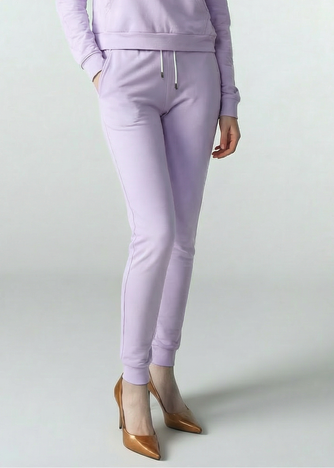 Spodnie dresowe wykonane z cienkiej dzianiny