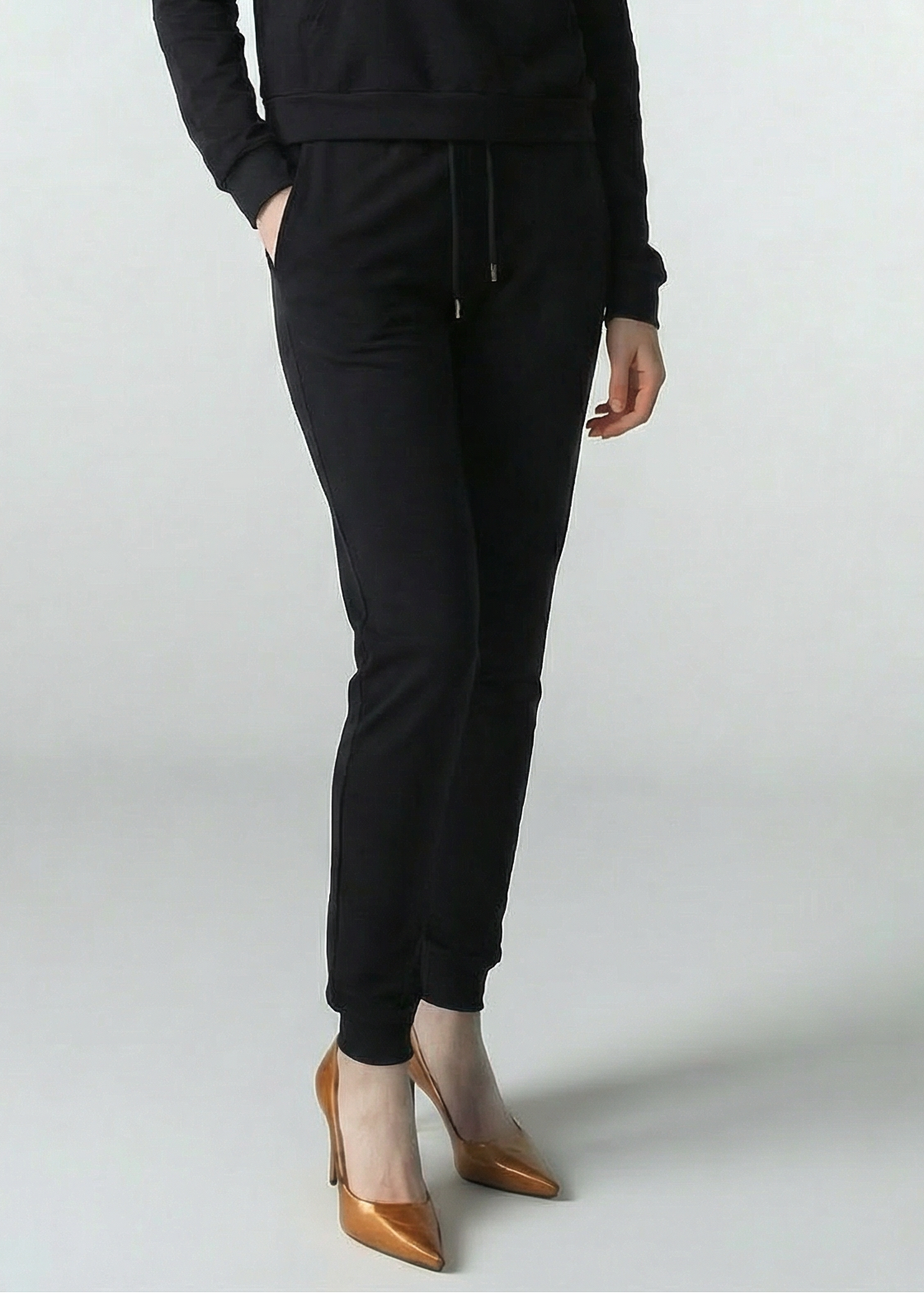 Spodnie dresowe wykonane z cienkiej dzianiny