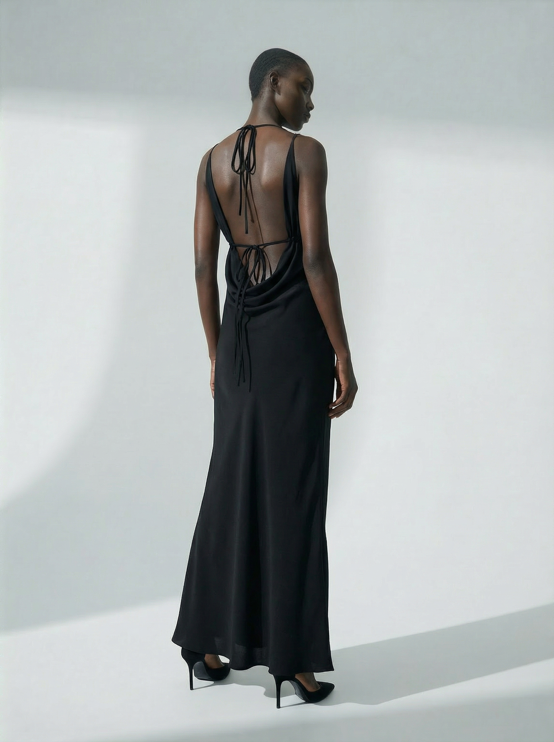 Aksamitna sznurowana sukienka na ramiączkach