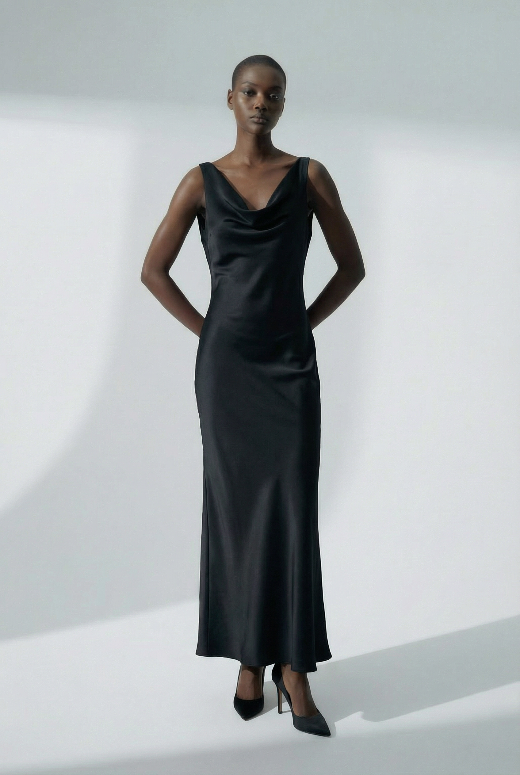 Aksamitna sznurowana sukienka na ramiączkach