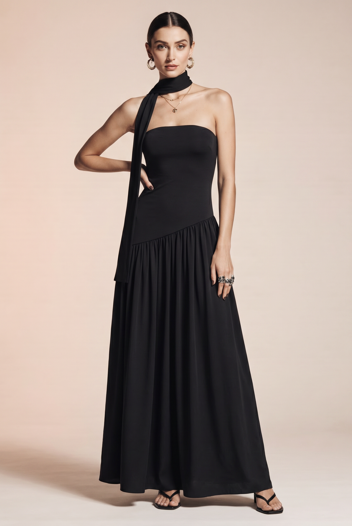 Czarna sukienka MAXI z rozcięciem i dekoracyjną chustą