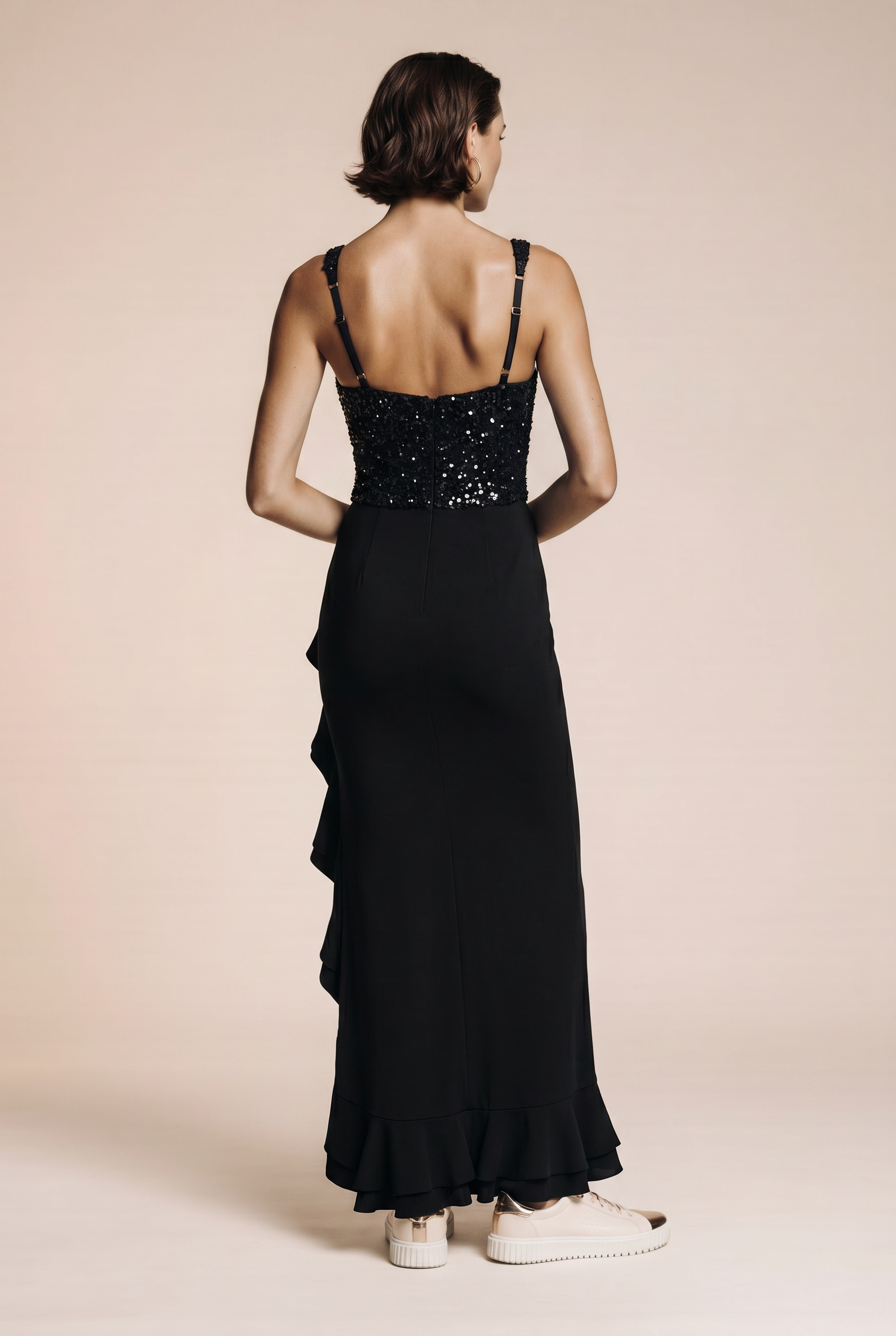 Elegancka sukienka MAXI z cekinami i falbanami