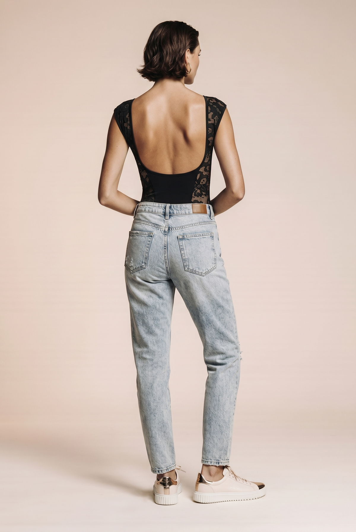 T-shirt with lace details, elegant and comfortable