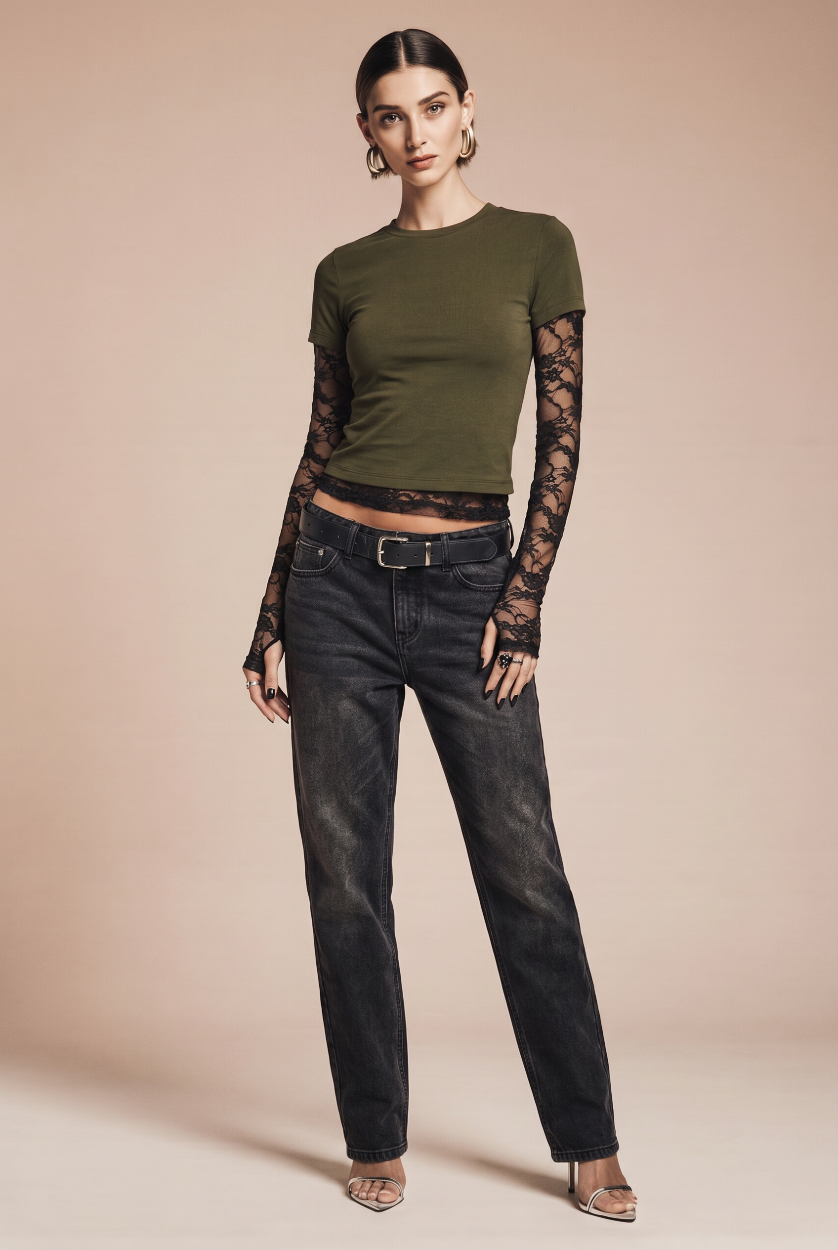 Czarny crop top z koronkowymi rękawami