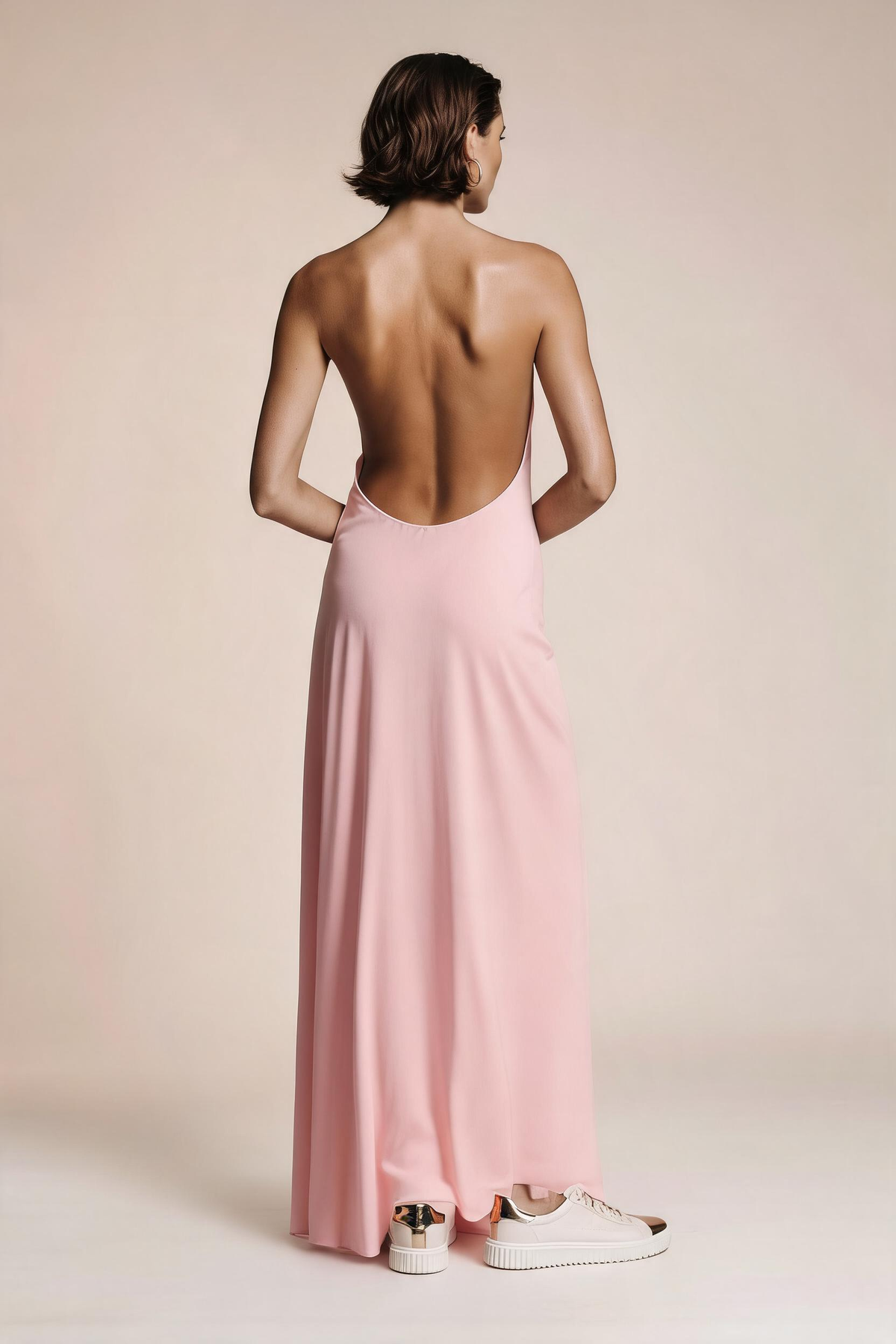 Sukienka MAXI z odkrytymi plecami i dekoltem typu halter