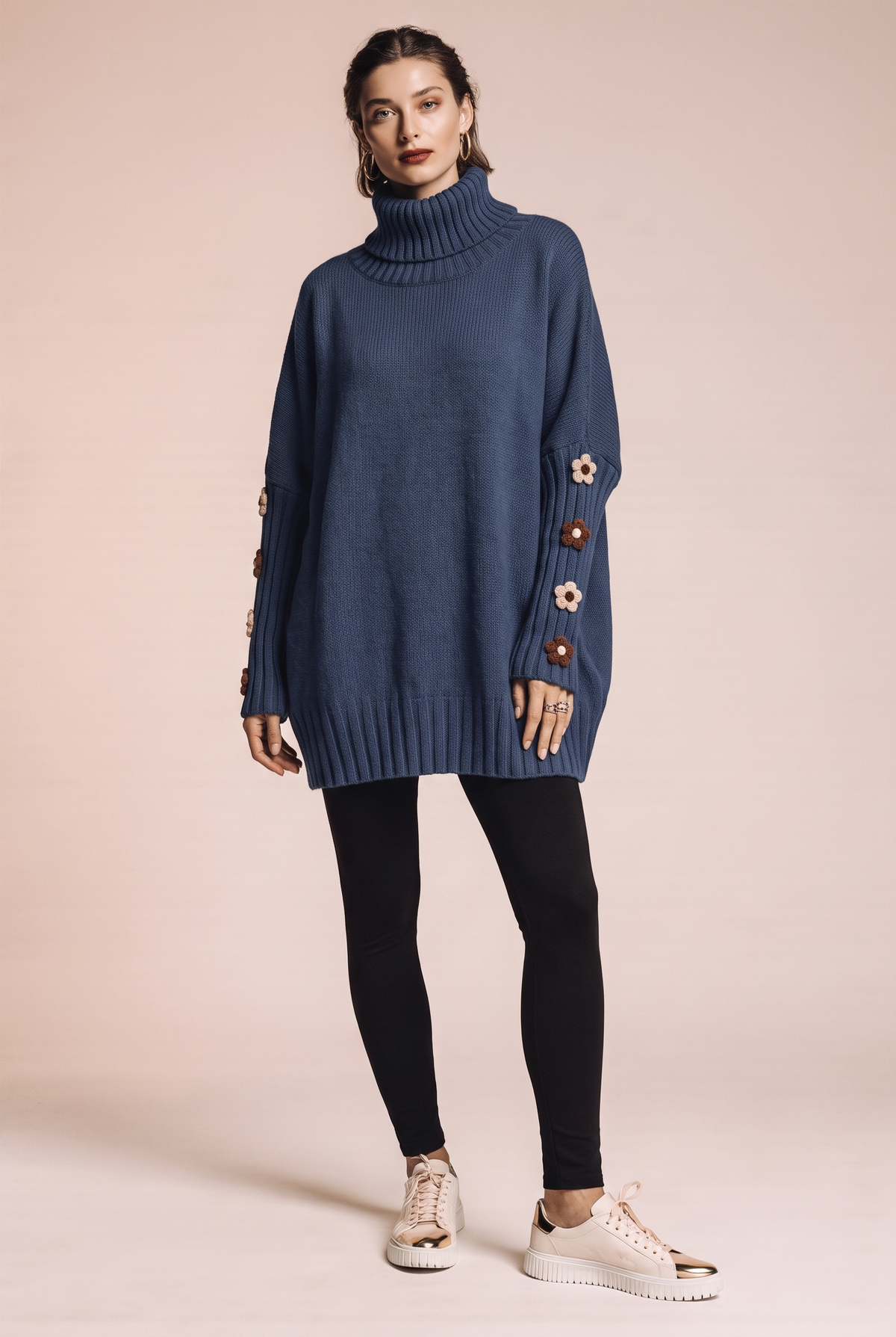 Dzianinowy sweter oversize z kwiatowymi naszyciami na rękawach
