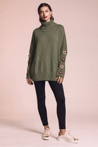 Dzianinowy sweter oversize z kwiatowymi naszyciami na rękawach