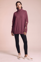 Dzianinowy sweter oversize z kwiatowymi naszyciami na rękawach