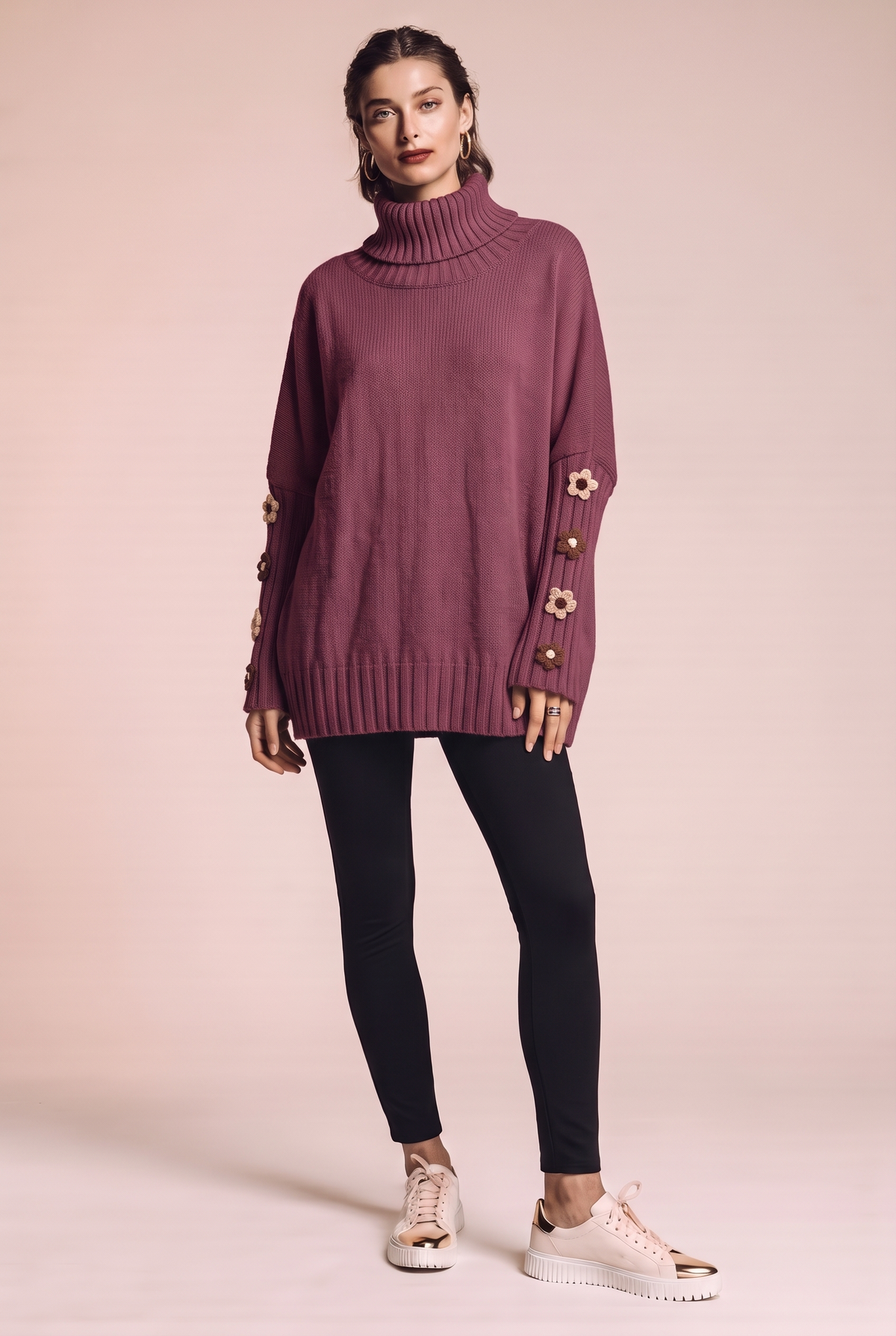 Dzianinowy sweter oversize z kwiatowymi naszyciami na rękawach