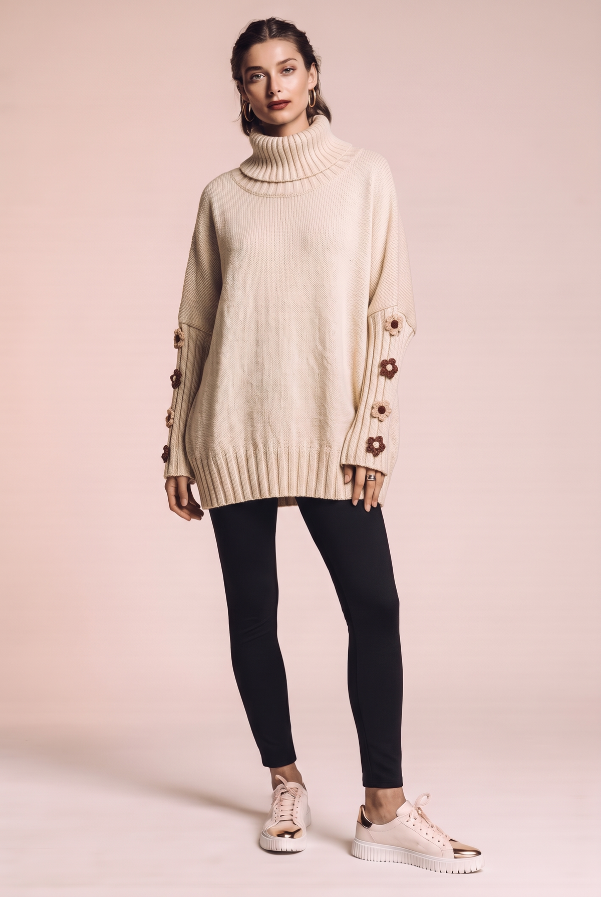 Dzianinowy sweter oversize z kwiatowymi naszyciami na rękawach
