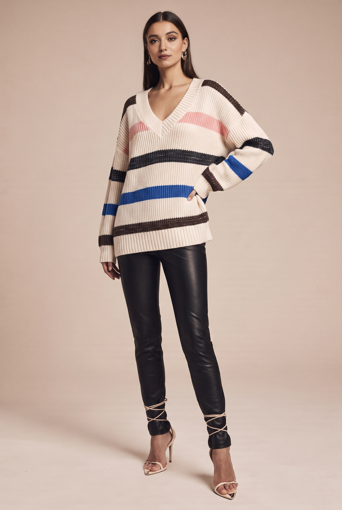 Sweter w paski z dekoltem w serek, o kroju oversize