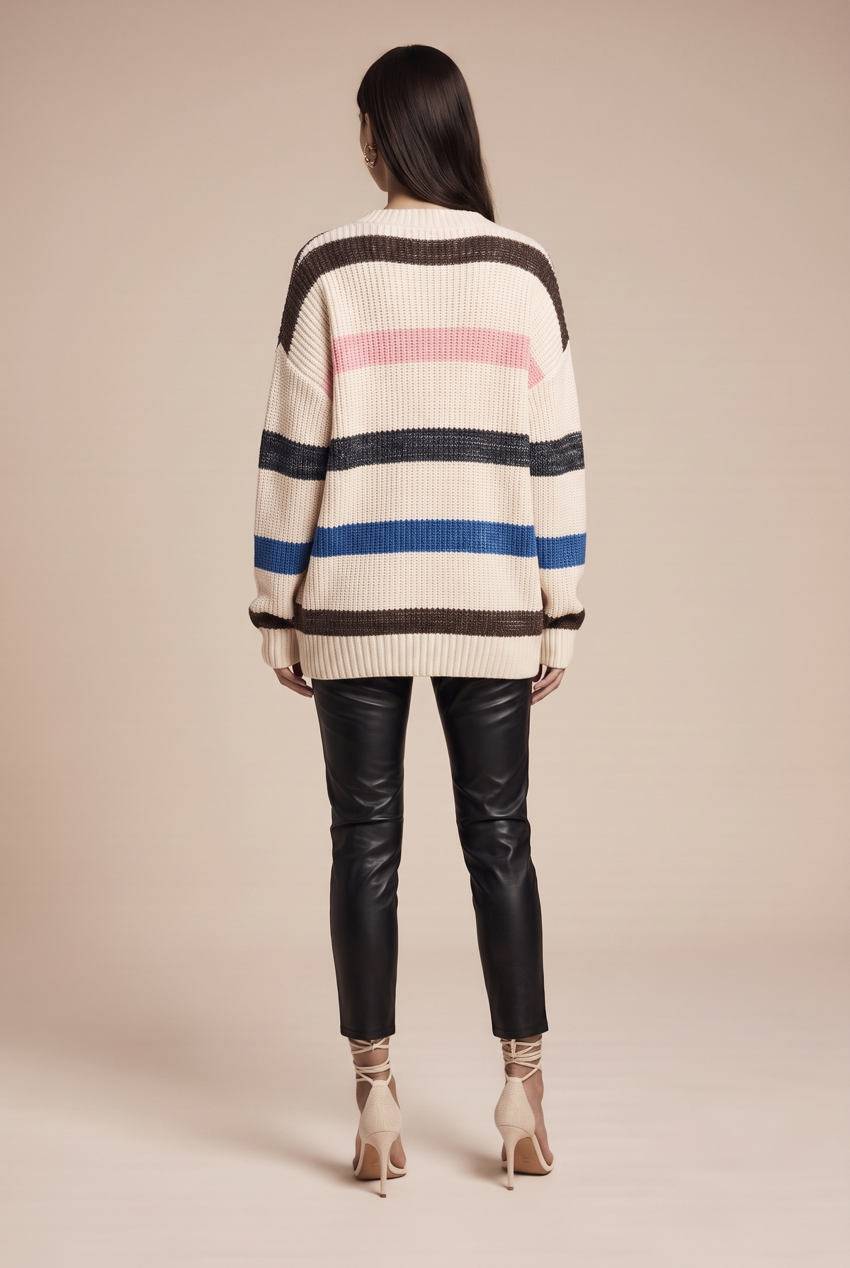 Sweter w paski z dekoltem w serek, o kroju oversize
