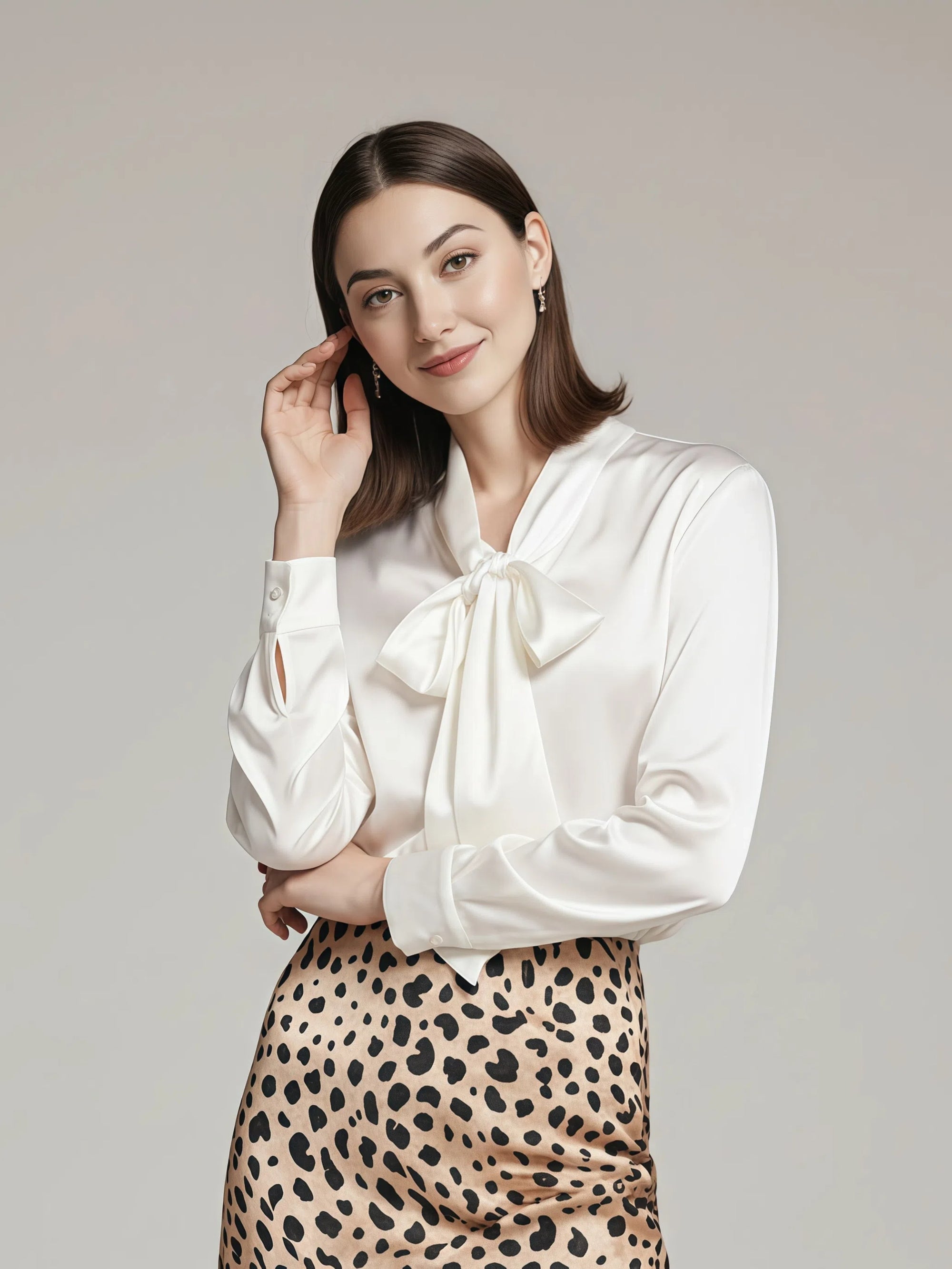 Minimalistyczna jedwabna koszula z kokardą