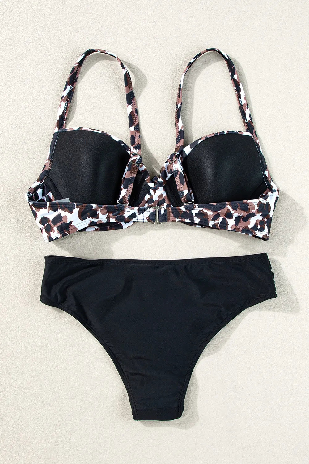 Bikini w panterkę z urokliwym dekoltem