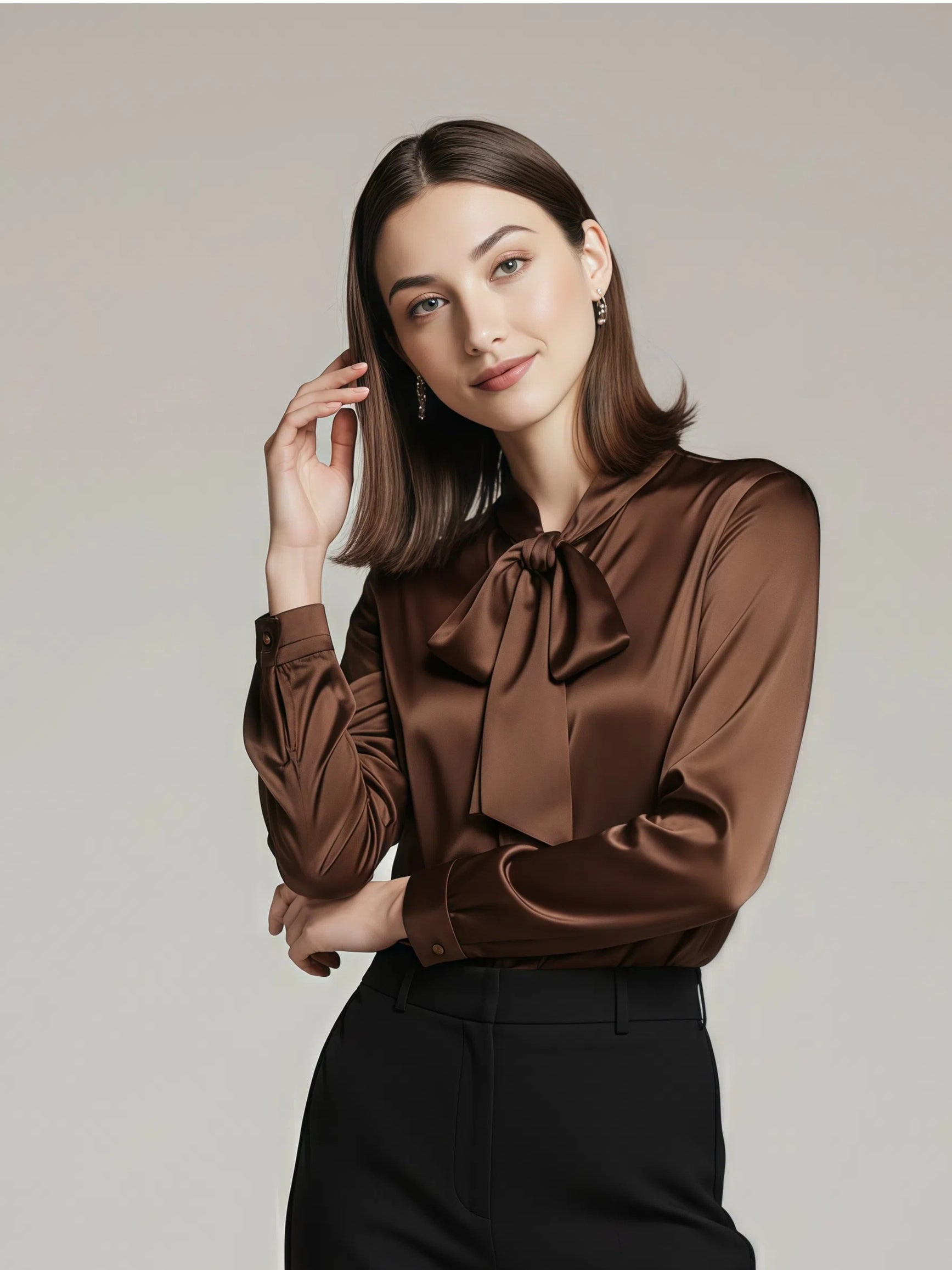 Minimalistyczna jedwabna koszula z kokardą