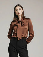 Minimalistyczna jedwabna koszula z kokardą