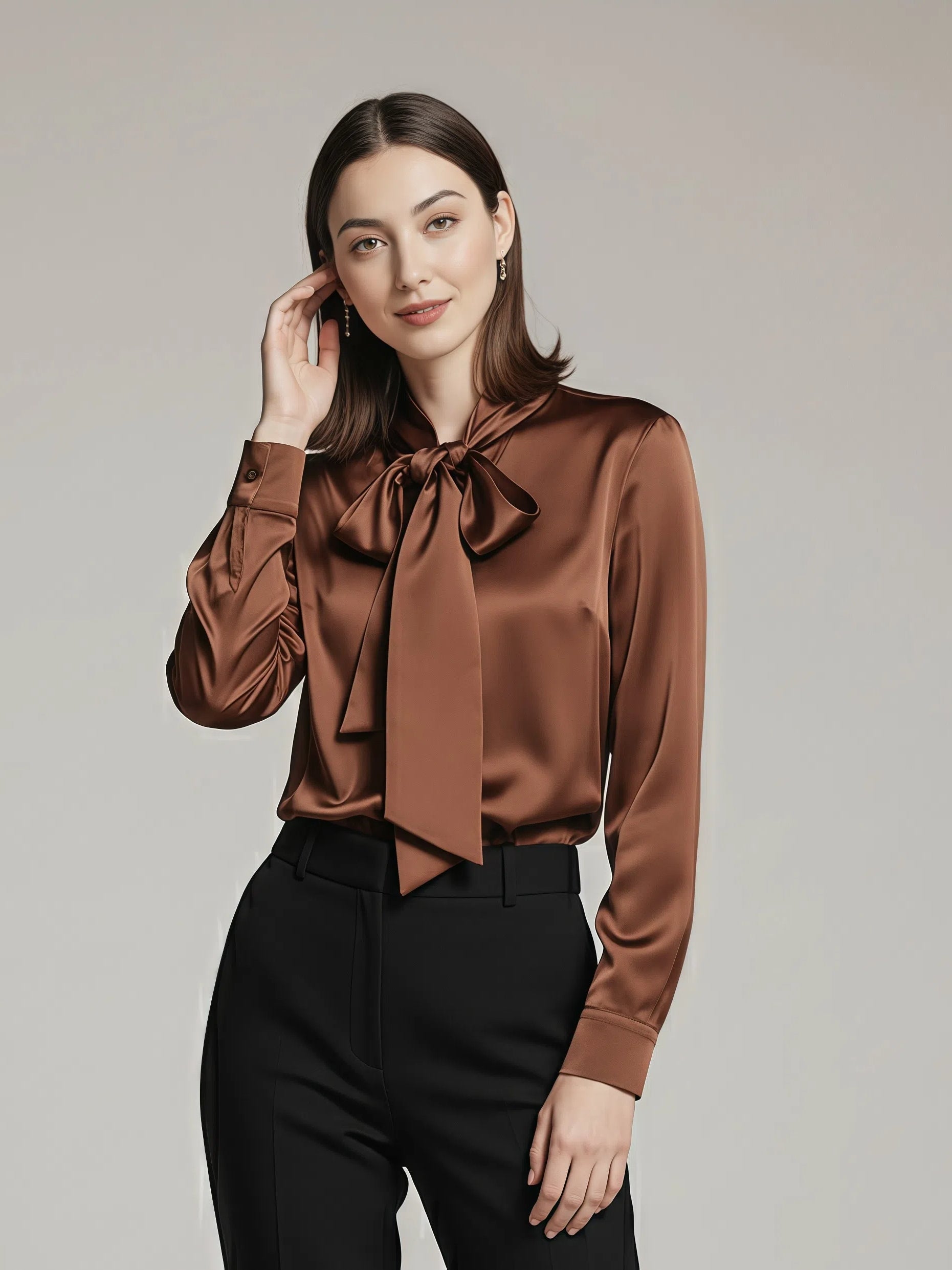 Minimalistyczna jedwabna koszula z kokardą