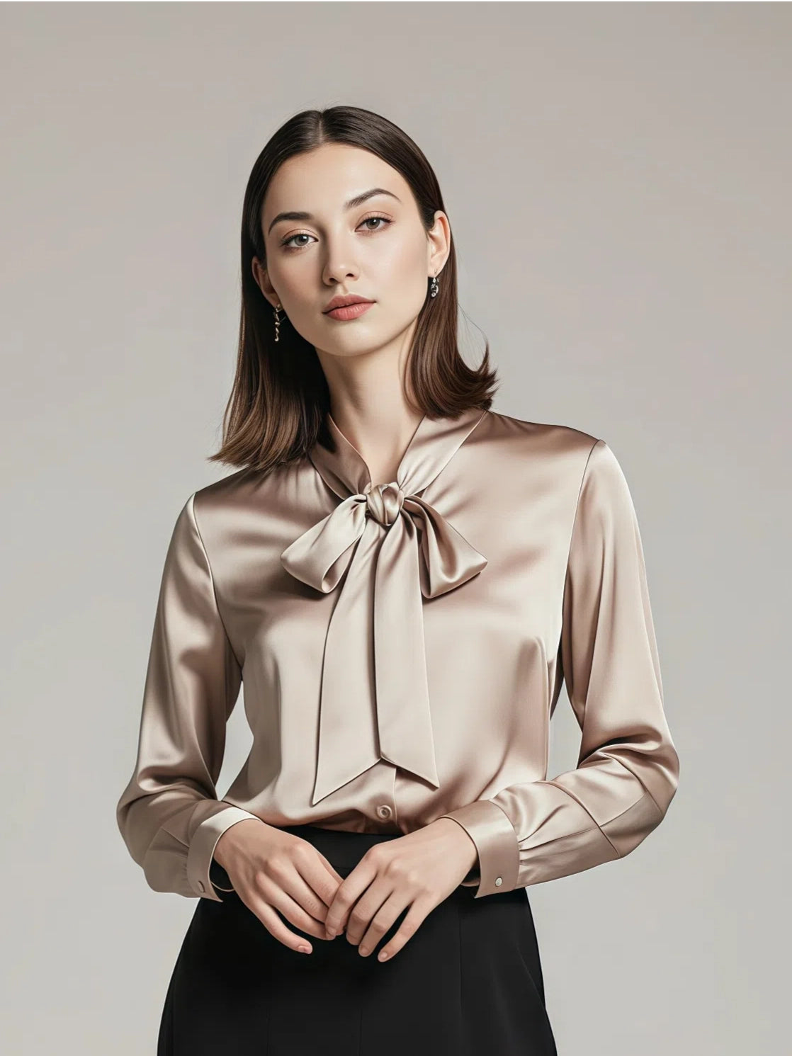 Minimalistyczna jedwabna koszula z kokardą