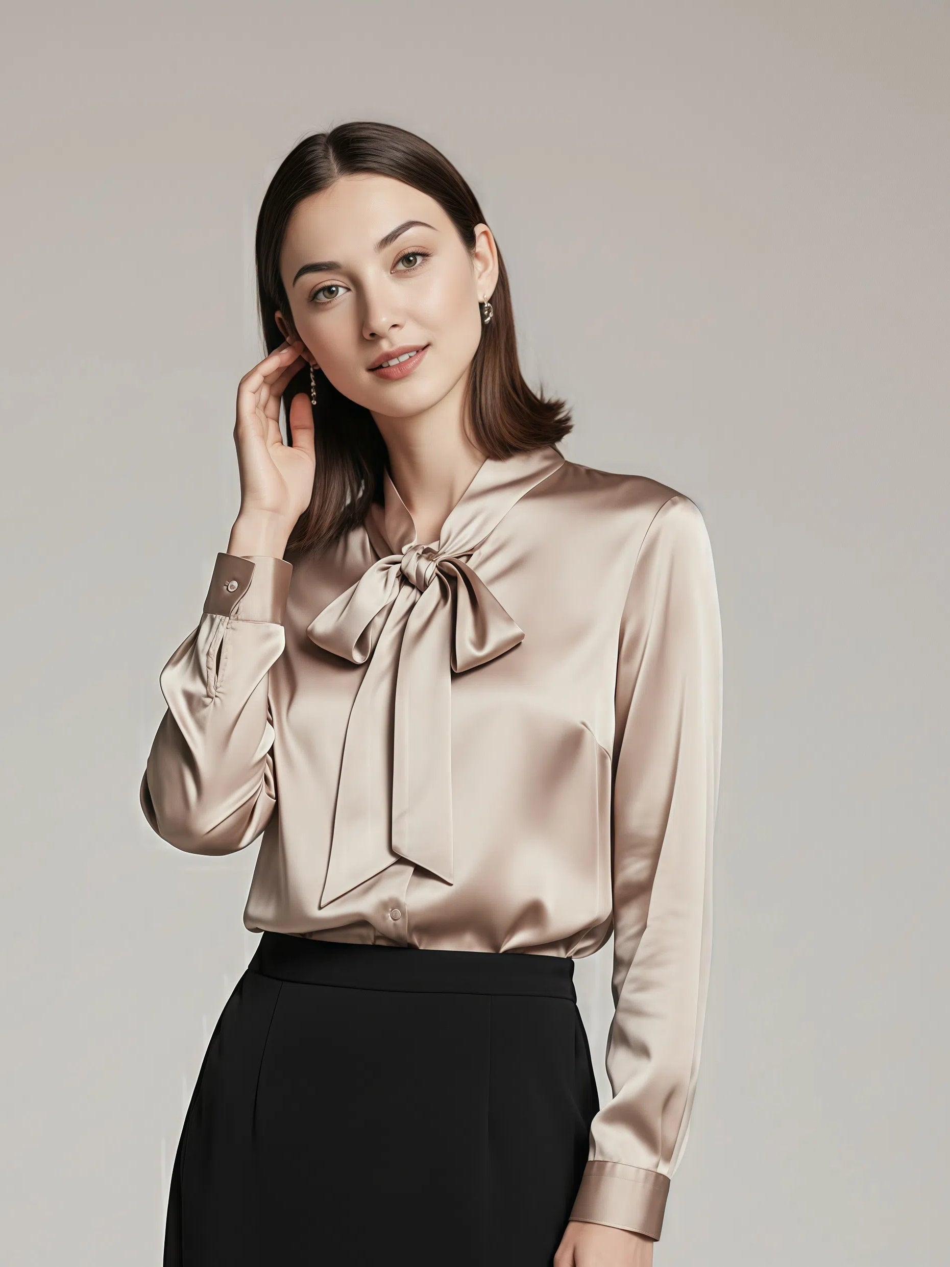 Minimalistyczna jedwabna koszula z kokardą