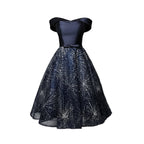 Granatowa sukienka z plisowanym dołem na sylwestra