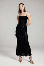 Elegancka sukienka wieczorowa na ramiączkach typu spaghetti