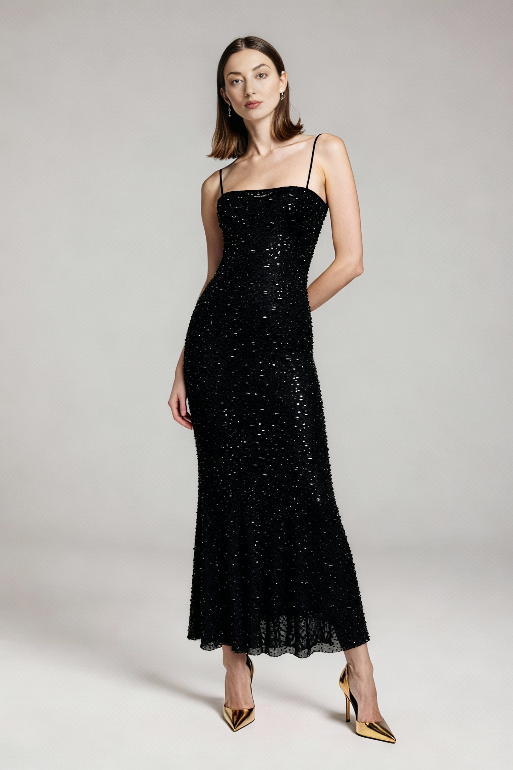 Elegancka sukienka wieczorowa na ramiączkach typu spaghetti