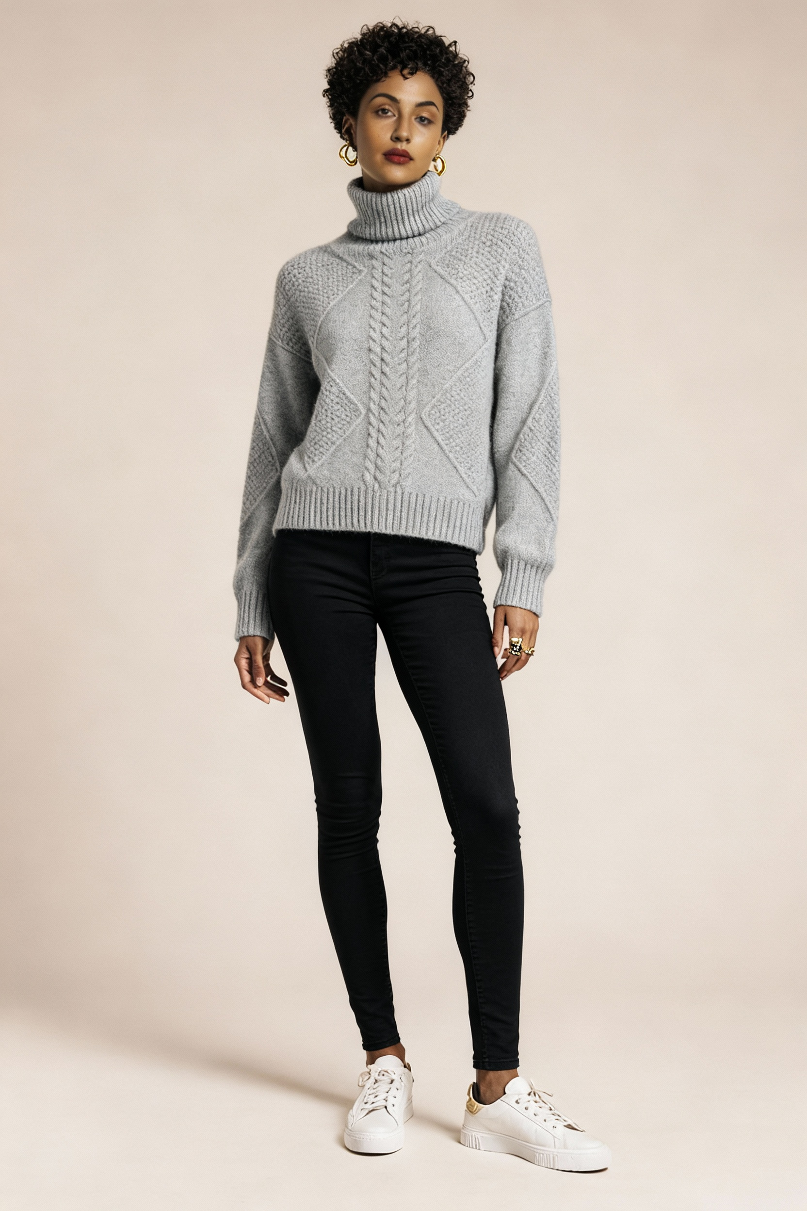 Luźny kaszmirowy sweter z wysokim kołnierzem