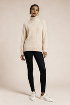 Luźny kaszmirowy sweter z wysokim kołnierzem