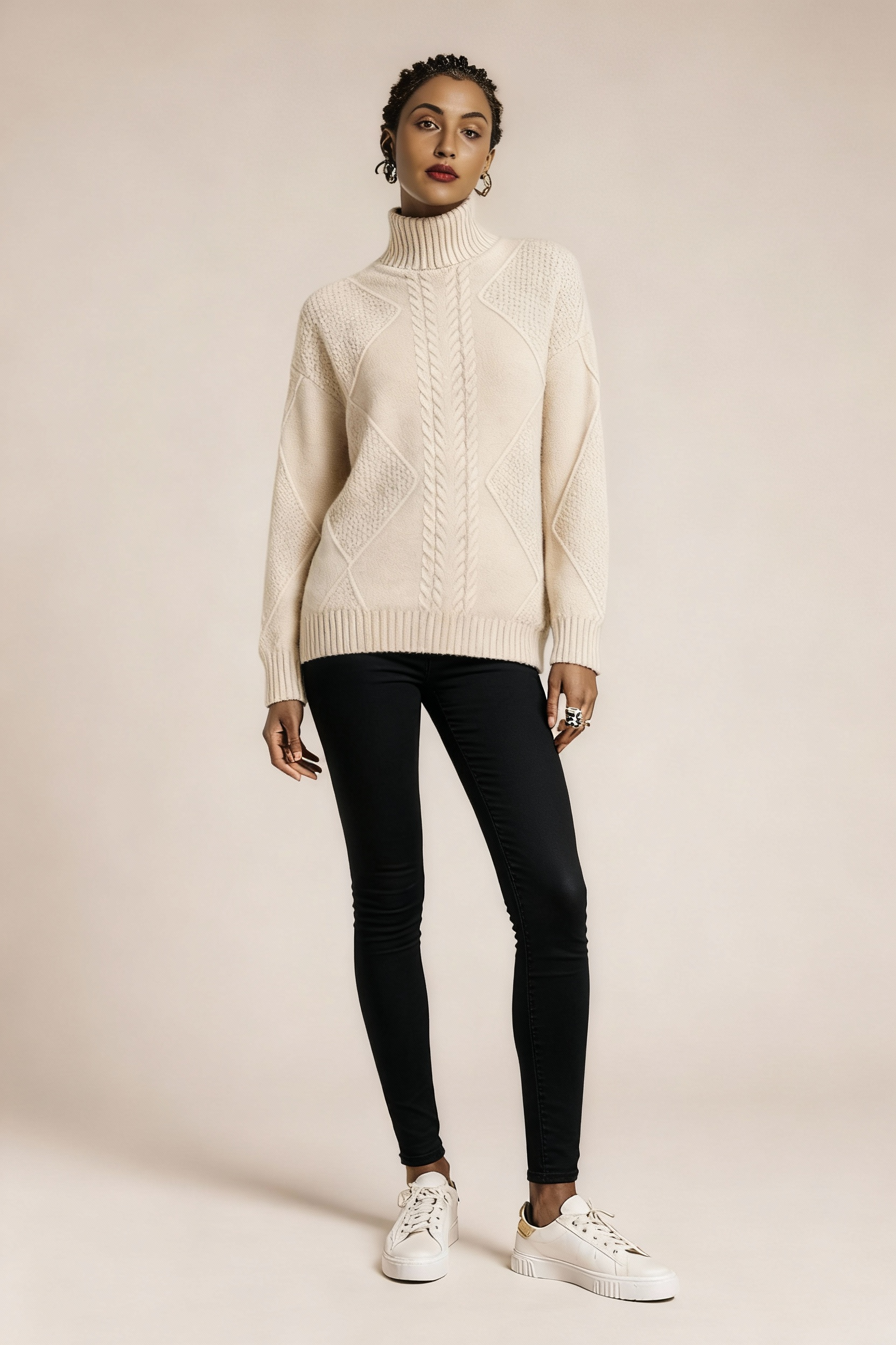 Luźny kaszmirowy sweter z wysokim kołnierzem