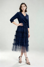 Sukienka garniturowa z krawatowym wiązaniem i siateczkowymi wstawkami