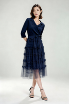 Sukienka garniturowa z krawatowym wiązaniem i siateczkowymi wstawkami