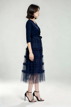 Sukienka garniturowa z krawatowym wiązaniem i siateczkowymi wstawkami