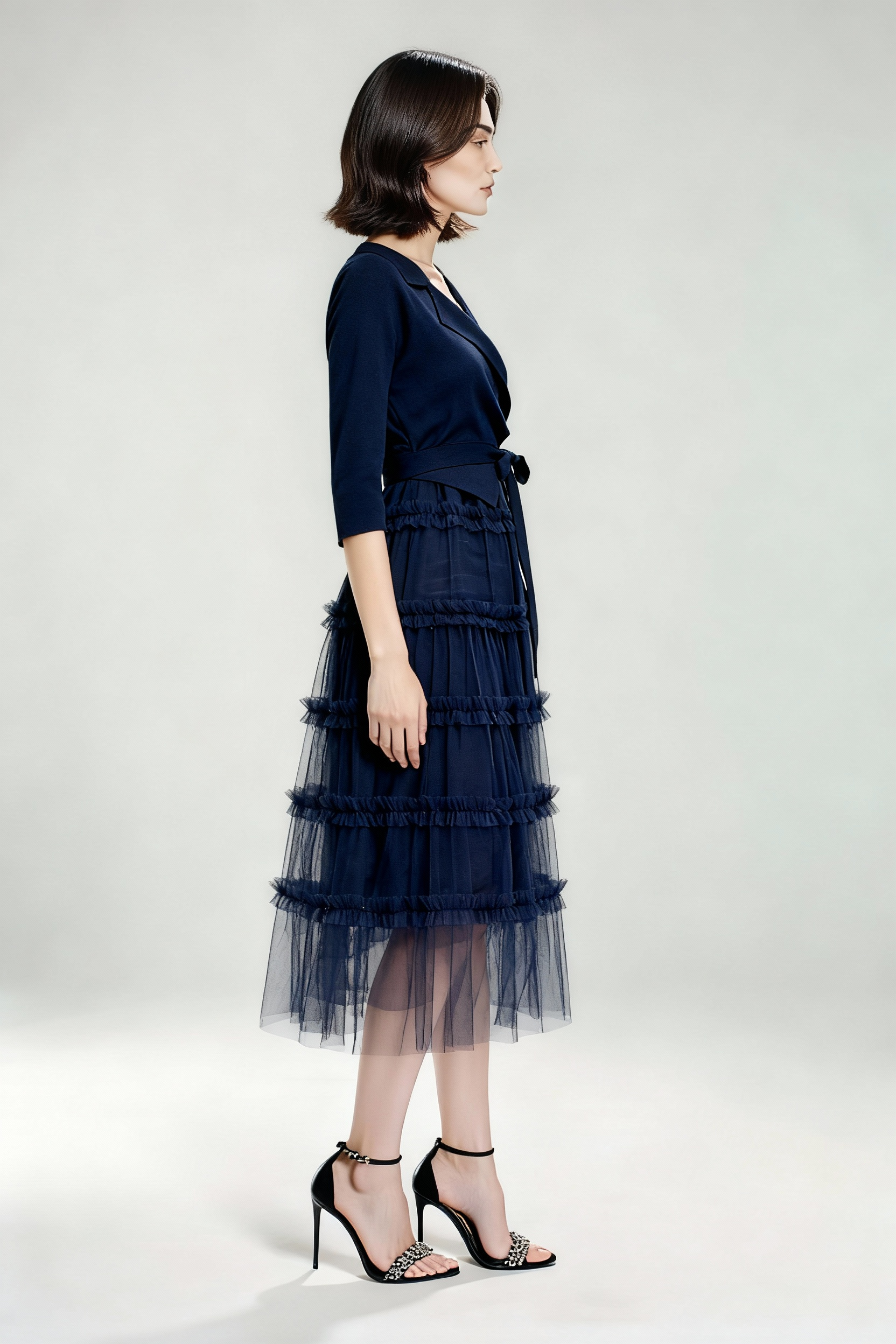 Sukienka garniturowa z krawatowym wiązaniem i siateczkowymi wstawkami