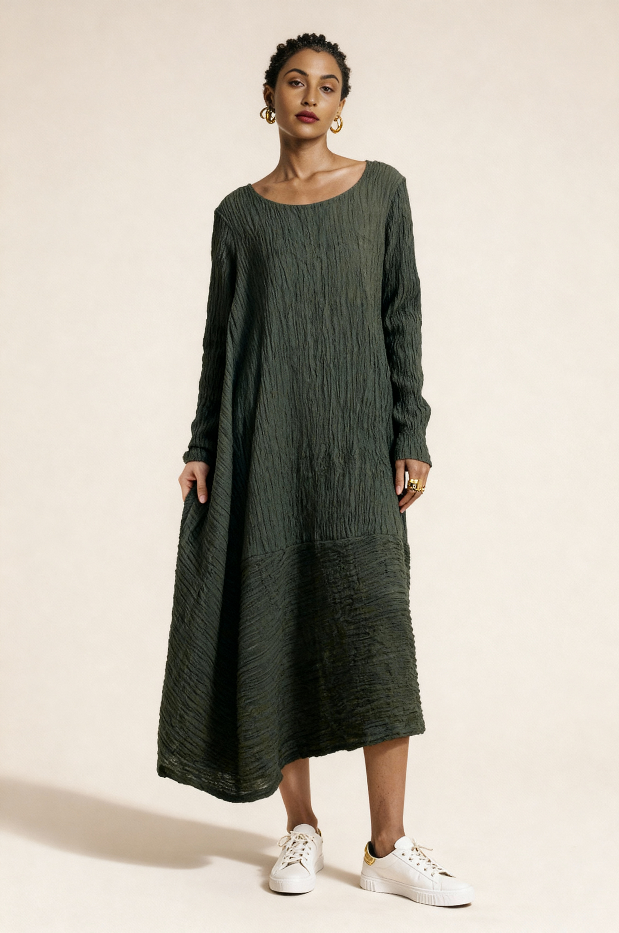 Luźna plisowana sukienka z cienkiej bawełny