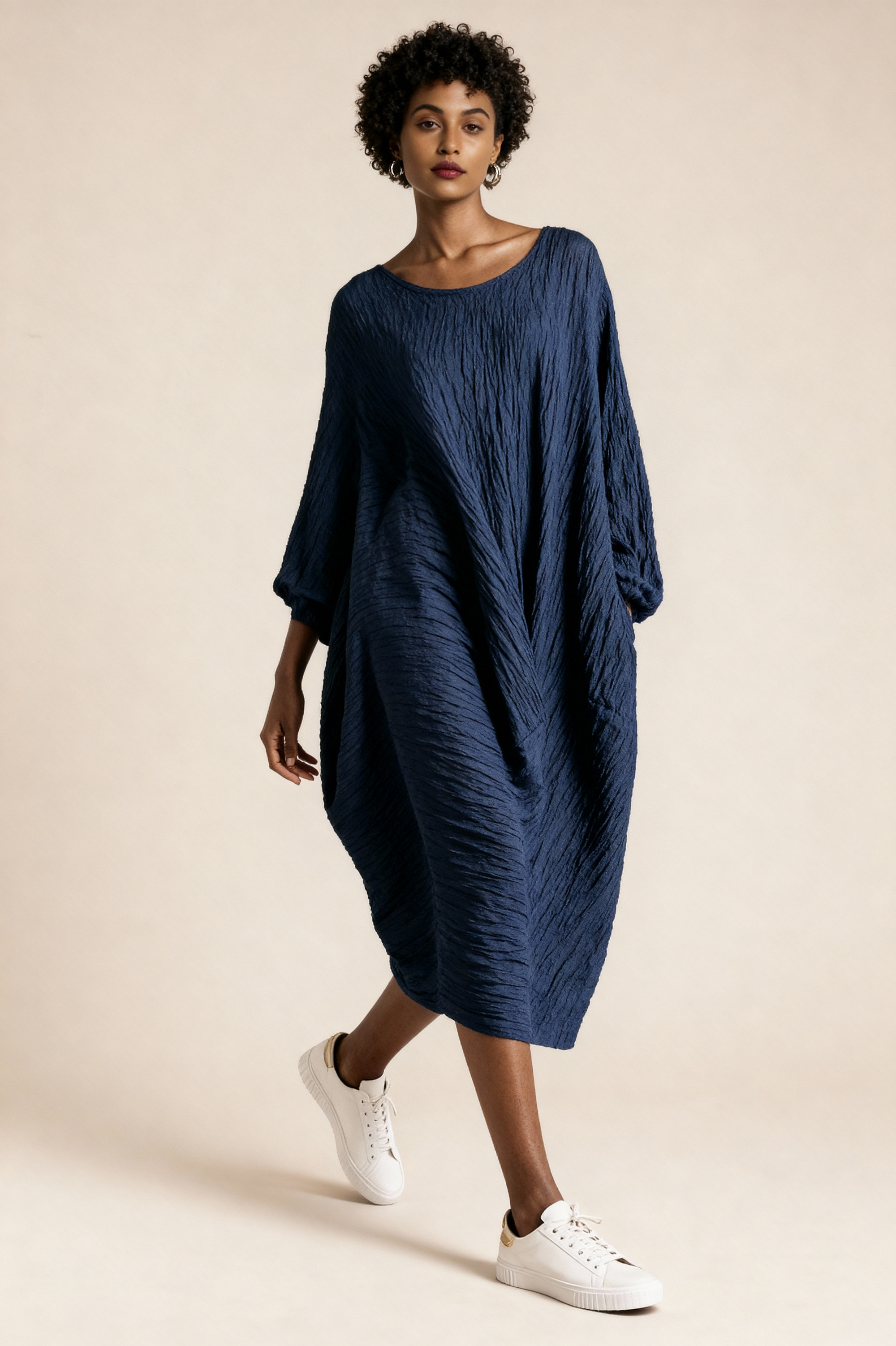 Luźna plisowana sukienka z cienkiej bawełny