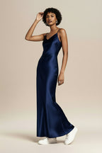 Aksamitna cienka sukienka na studniówke 2026